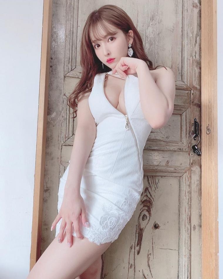 지퍼 내리는 미카미 유아