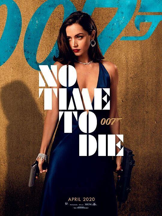 007 신작 본드걸 의상.gif