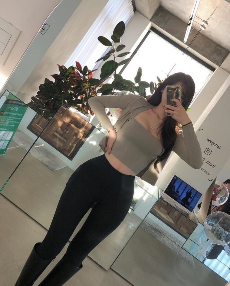 얇게 입은 살스녀