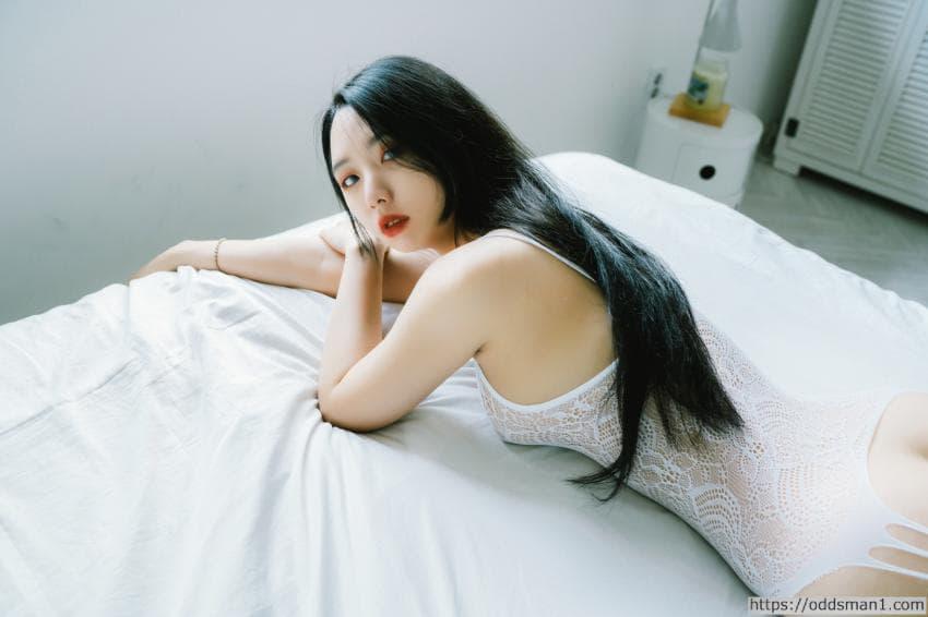 뽀얀 속살에 긴 생머리는 진리지