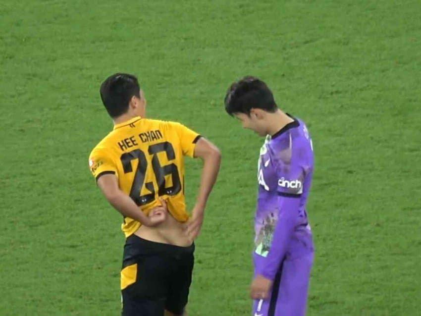 황희찬의 골을 보는 손흥민