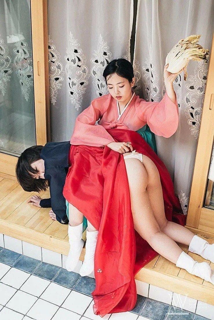 한복입은 처자가 김치로 엉덩이 때리는짤