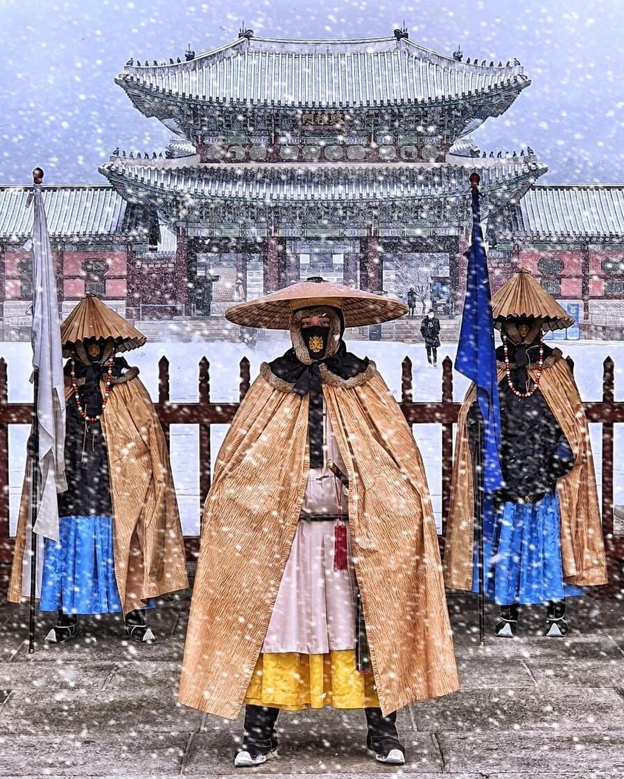 눈 속의 경복궁 수문장 근황