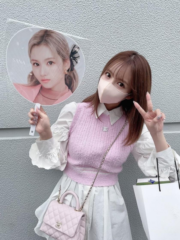 사나를 좋아하는 배우 미카미 유아